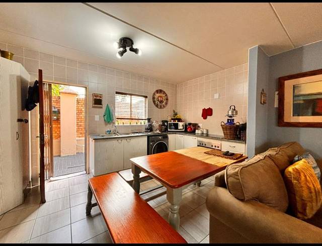 2 BEDROOM TOWNHOUSE FOR SALE IN FLORIDA GLEN